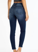 Load image into Gallery viewer, Kancan Distressed Jeans